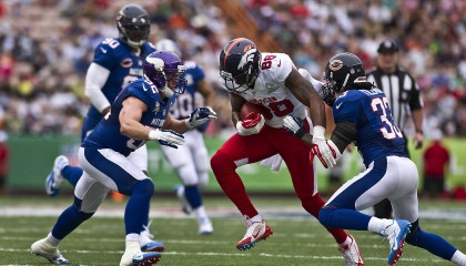 九游下载安装-战术大战：教练PK看谁更胜一筹，教练布置战术