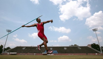 JiuyouAPP下载-从泥泞到雪地：不同地貌带来的极限驾控，泥泞的雪路