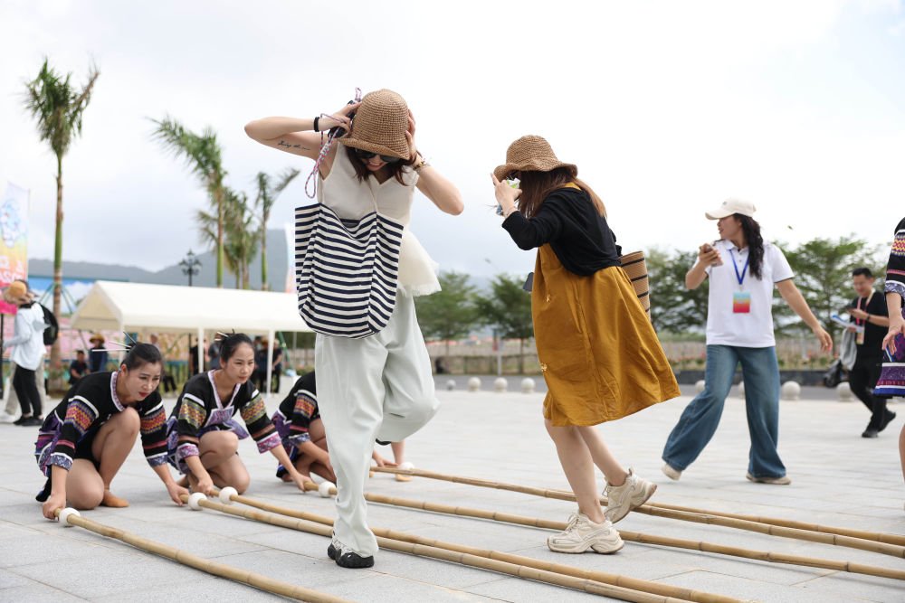 九游娱乐官网-包含传统竹竿舞竞技，民族文化的青春展演的词条