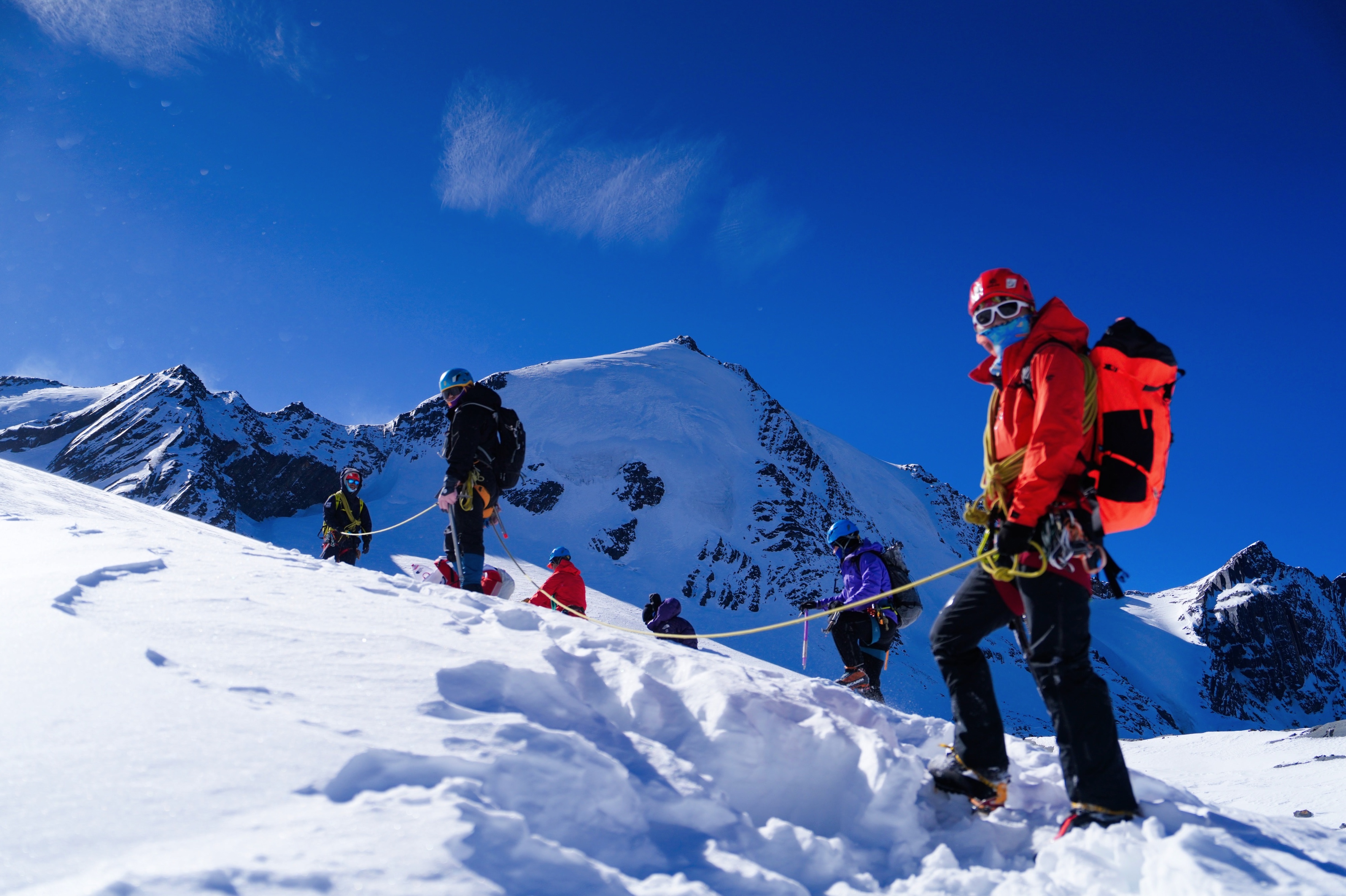 九游体育官网-"全民登山挑战:攀登自然的最高峰"